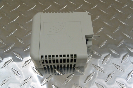 Os MÓDULOS 4-CHANNEL THC/MV do I/O de EMERSON 8105-TI-TC ENTRARAM o original novo de 100%