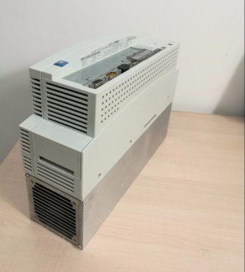 Lenze EVS9324-CIV003 SERVO CONTROLLER Série 9300 SERVO PLC COLD PLATE 3,0 kW