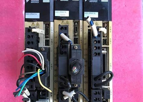 YASKAWA SGDV-2R8A01A002000 Servo Drives Indústria SERVOPACK 230VAC 3 FASE