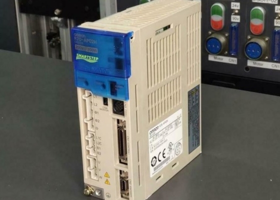 Omron R7D-AP02H Servo Driver 2A 200V Load All Digital Servo PWM Method Based On IGBT